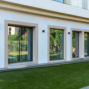 Fenêtres d'une villa à Cannes