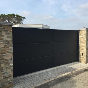 Portail d'une entrée de villa azuréenne