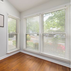 Stores d'intérieur à bandes verticales